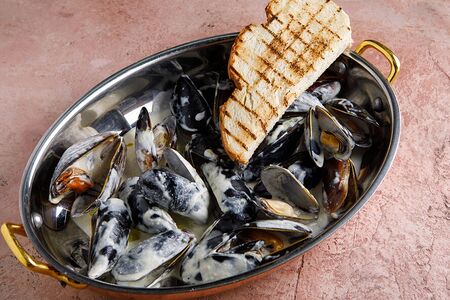 Мидии в белом соусе