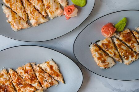 Суши-пицца с угрем, лососем, креветками на выбор