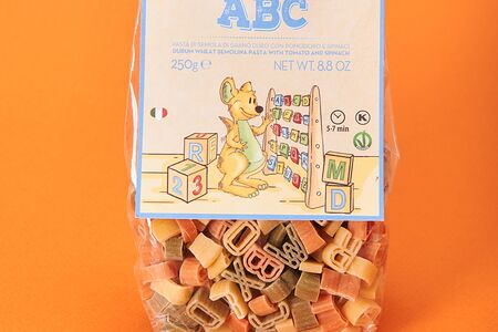 Макаронные изделия Dalla Costa фигурные со шпинатом и томатом Алфавит