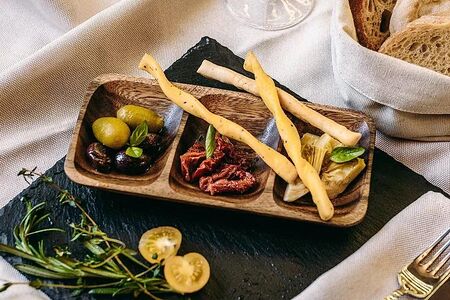 Артишоки, оливки, вяленые томаты с гриссини