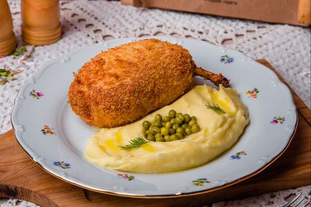 Фирменная котлета по-киевски с пюре