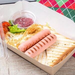 Завтрак яйцо с сосисками