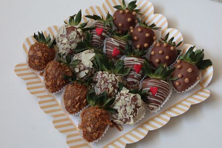 4. Клубника в молочном шоколаде с сердечками