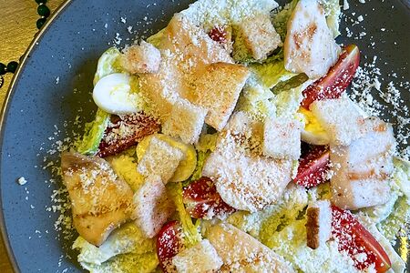 Салат Цезарь с курицей