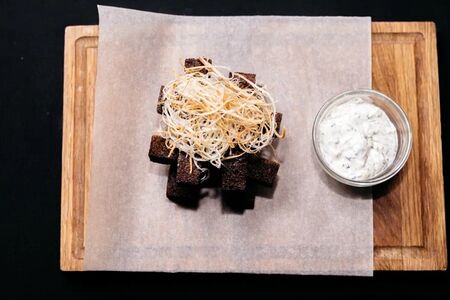 Гренки чесночные с соусом тартар