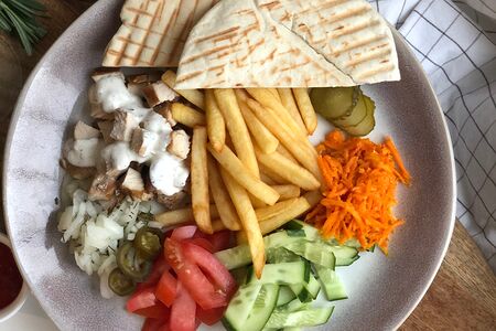 Шаверма на тарелке