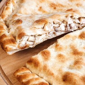 Пирог с птицей, шампиньонами и зеленью
