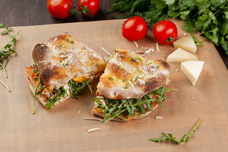 Сэндвич Панини с куриной грудкой и зеленью