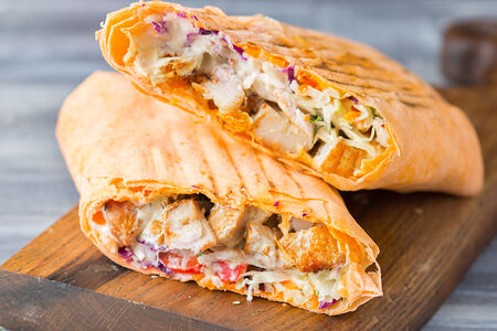 Шаурма с курицей в сырном лаваше