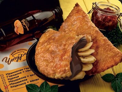 Чебурек с бананом и шоколадной пастой