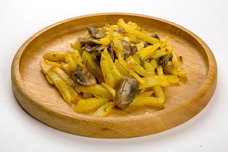 Жареный картофель с грибами и зеленью