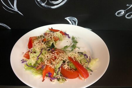 Микс салатов и тертым веган сыром Гауда и ореховым соусом