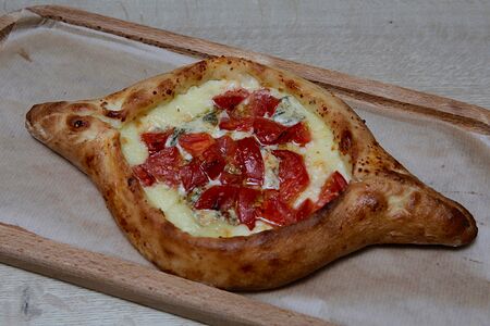 Хачапури по-аджарски Три сыра с помидорами