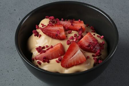 Сметанник с фундуком, фирменным кремом и клубникой