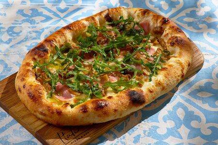 Пиццетта с белыми грибами и прошутто