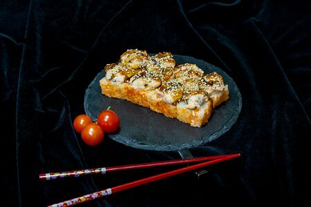 Запеченный ролл с мидиями