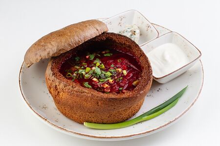 Борщ с олениной в ржаном бочонке