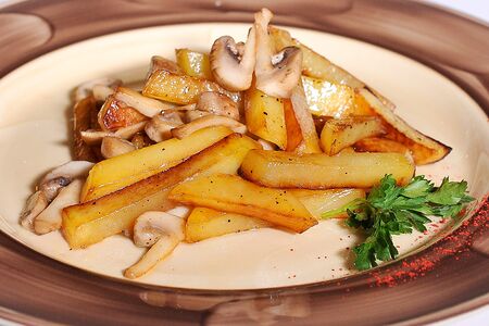 Картофель жареный с грибами и луком