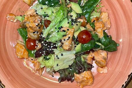 Тартар с форелью и муссом из огурца