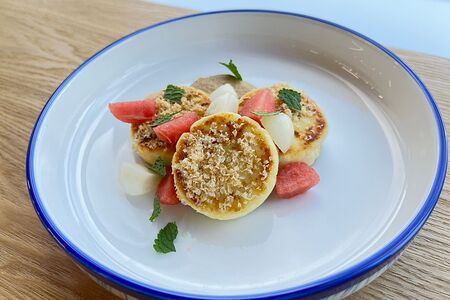 Сырники из рикотты с сезонными фруктами