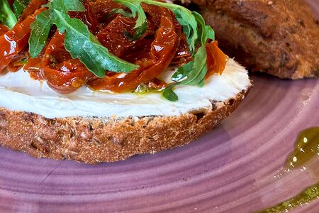 Бутерброд с вялеными томатами