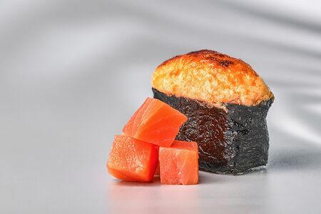 Гункан Запечённый лосось