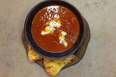 Томатный суп с чоризо и страчателлой