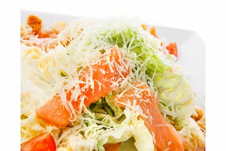 Цезарино с лососем и авокадо