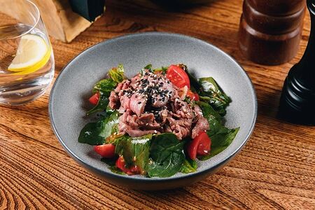 Ростбиф, шпинат, томаты, маринованный личи