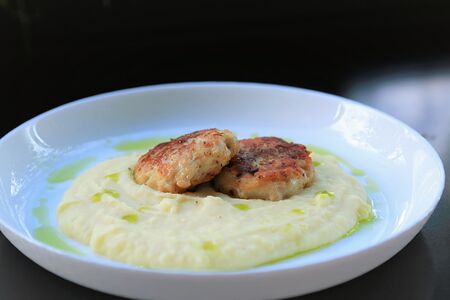 Рубленные куриные котлеты с картофельным пюре
