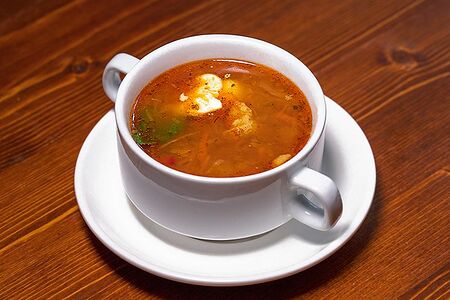 Щи из свежей капусты со сметаной