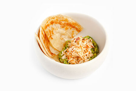 Тар-тар из краба на лепешке роти