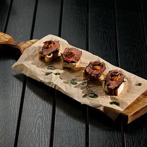 Брускетта с ростбифом, мармеладным луком и финиками