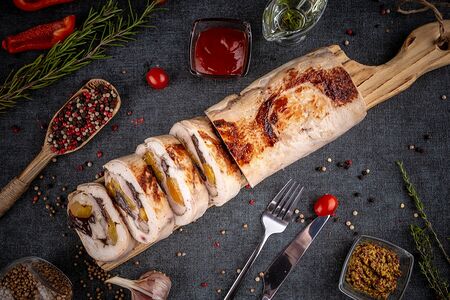 Рулет куриный с курагой и черносливом