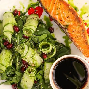 Стейк из лосося с брокколи 