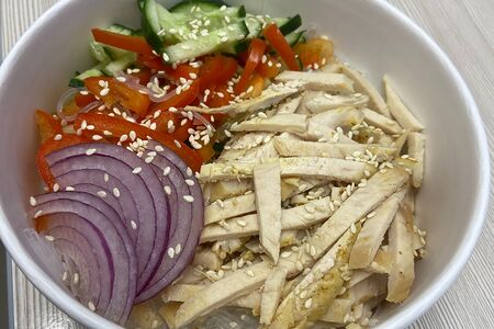 Салат с фунчозой и курицей гриль