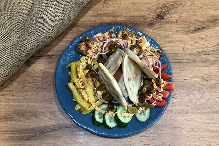 Гирос острый на тарелке