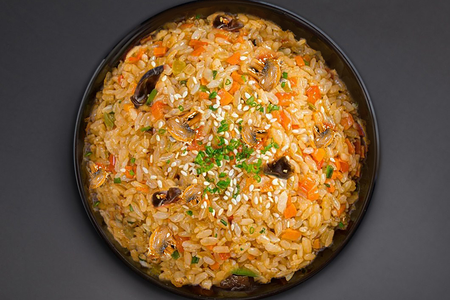 Жареный рис с овощами