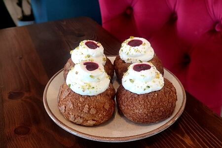 Фисташковый Шу с малиной