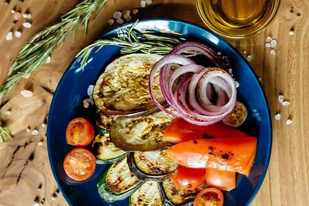 Овощи гриль с соусом блю чиз