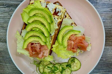 Бельгийские вафли с форелью