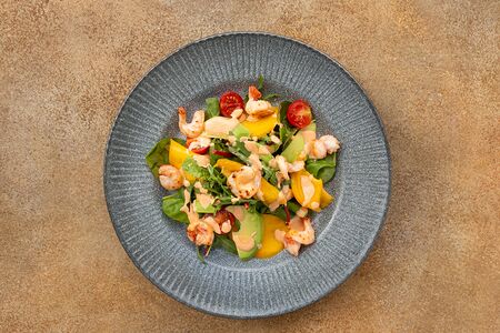 Листья салата с манго, креветками и авокадо