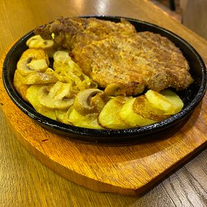 Свиная отбивная с картошечкой и грибами