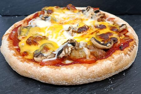 Пицца с грибами и курицей два сыра