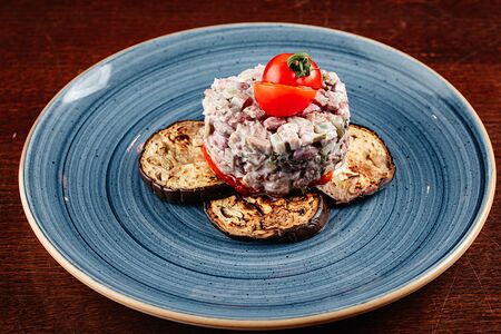 Салат из говяжьего языка, баклажана и болгарского перца гриль