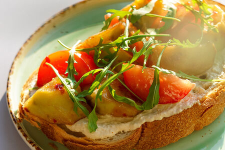 Брускетта с хрустящим баклажаном