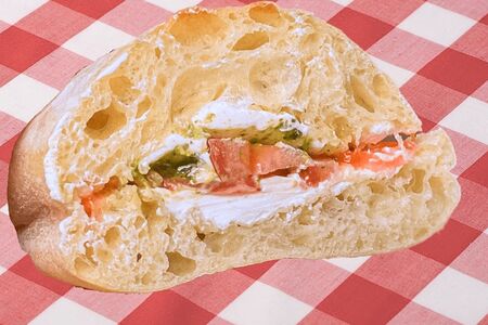 Чиабатта-сэндвич с домашним песто и томатами