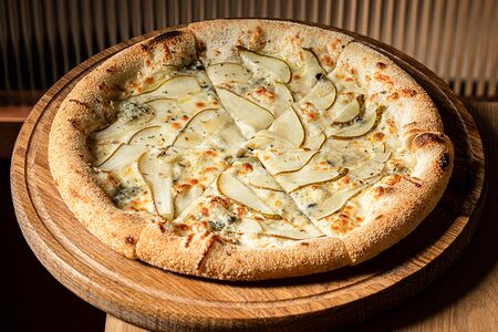 Пицца с грушей и горгонзолой с шоколадным топпингом