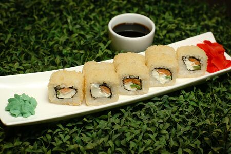 Горячий ролл с лососем