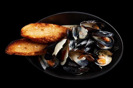 Мидии тушеные с соусом блю чиз и хрустящим хлебом